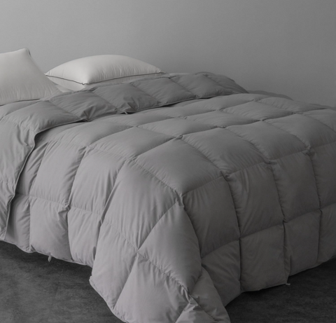 Premium All-Season Comforter - Hypoallergenic Down Alternative, Temperature Regulating, Machine Washable - Queen/King Sizes